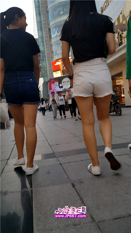 街拍白色超短裤街拍美女【538MB】