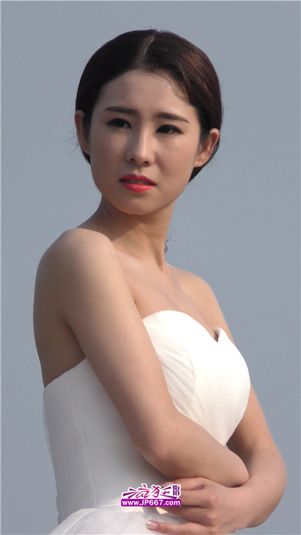 4K！拍摄白色婚纱写真的高挑身材漂亮美女【1GB】
