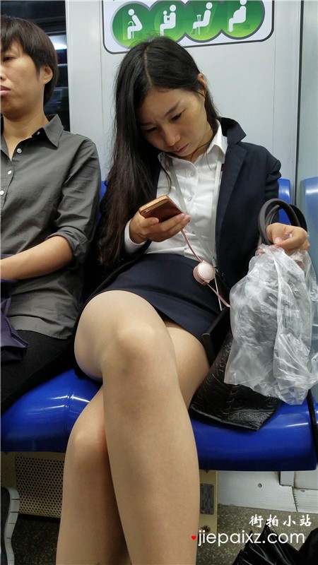 【已补档】4k-地铁车厢专心玩手机的制服美腿丝袜美女