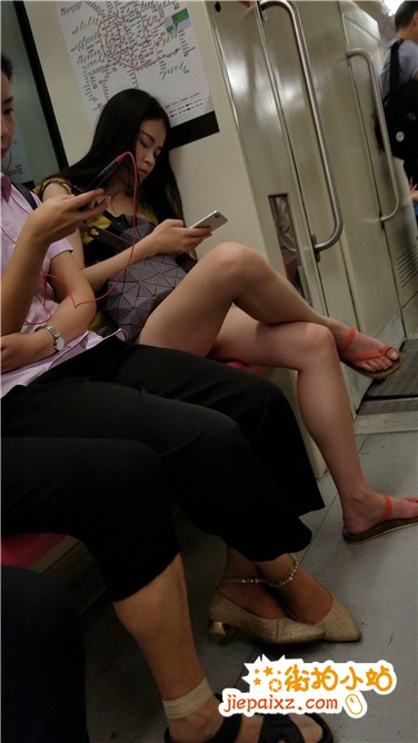 【已补档】4k视频，地铁上翘腿玩手机妹子，苗条美腿很漂亮