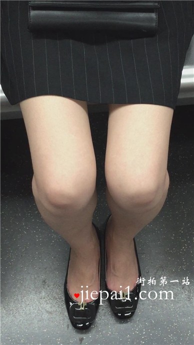 【已补档】地铁上遇见低头玩手机的美腿妹子