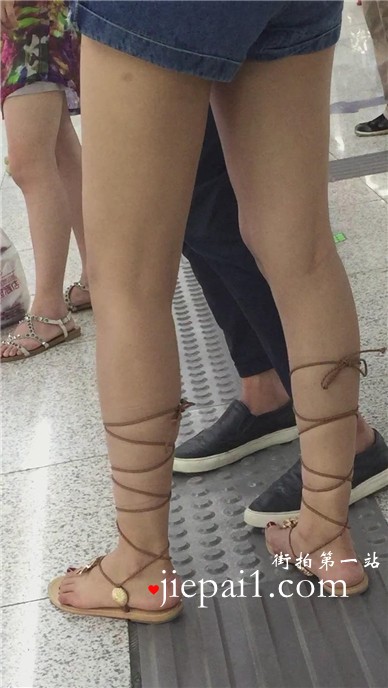 【已补档】等地铁的牛仔热裤吊带衫小美女，凉鞋超有个性