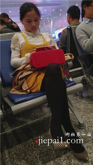 【已补档】4k-高铁站候车室拍摄黑丝长腿高跟鞋知性美女