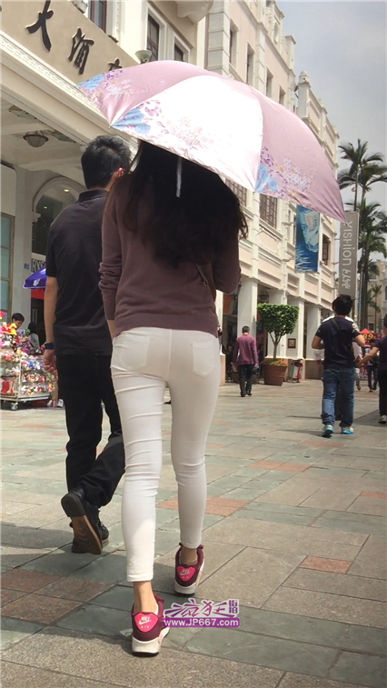 逛街撑伞的极品白色紧身裤美女-424MB