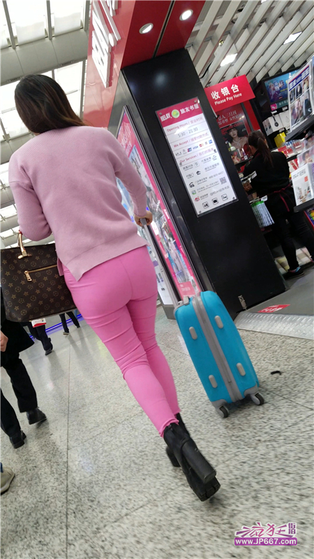 4K超清！高铁站的粉色紧身裤饱满大屁股长发少妇-1GB