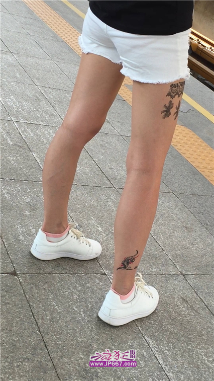 个性张扬的热裤美腿纹身时尚小美女-186MB