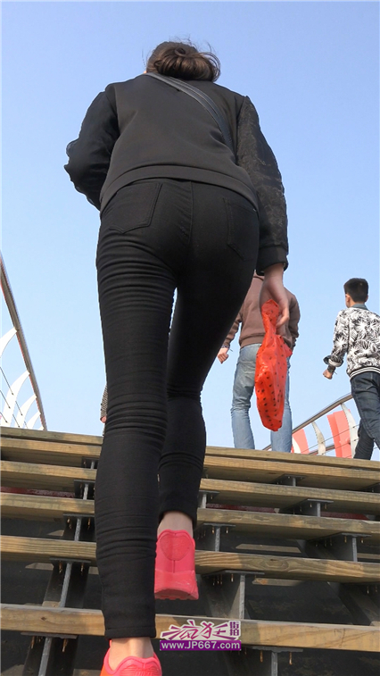 上楼梯的极品黑裤修长美腿美女-365MB