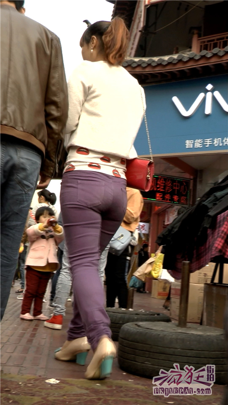 街拍极品紧身紫裤女友【443MB】