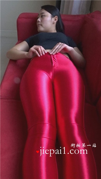 【已补档】超诱惑的紧身丰臀亮光红裤模拍，各种姿势诱惑。