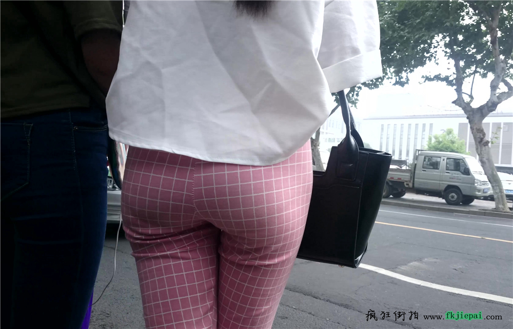 【已补档】[雷神大师] 在公交站紧七分裤马尾辫妹纸