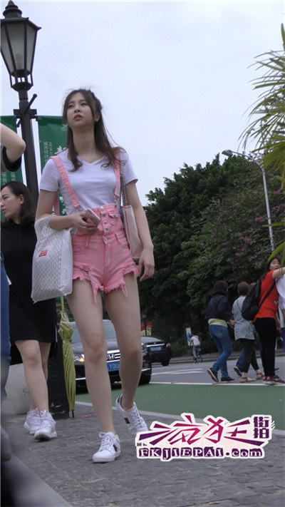 【已补档】[王的女人] [4k超清]街拍调皮的粉红小吊带热裤MM[868M]