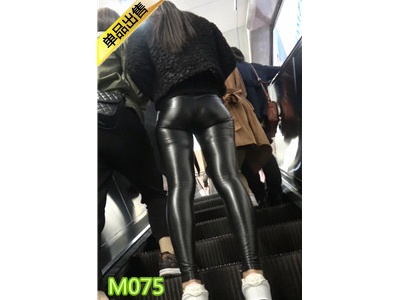 [皮裤] 4K-黑色紧绷皮裤细腿小翘臀美眉M075[1.05G]