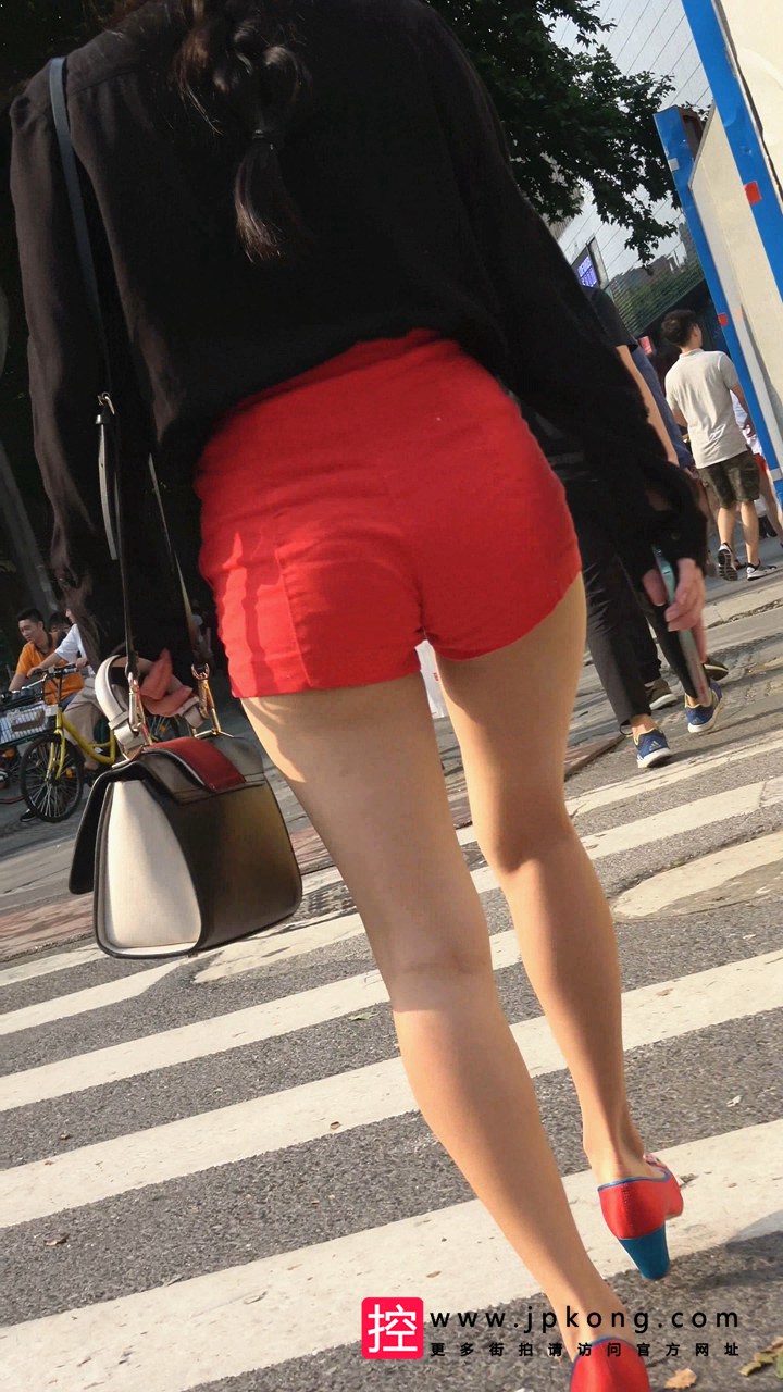 [热裤短裤] 4K-街拍红色热裤高跟白皙长腿圆润翘臀美眉M090[942M]