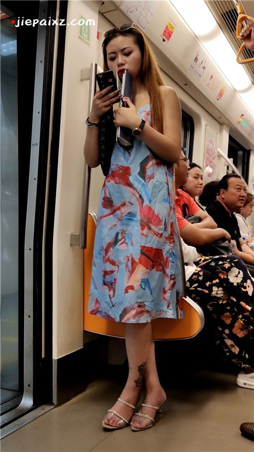 地铁上的长裙美女 [1.15 GB/mp4]