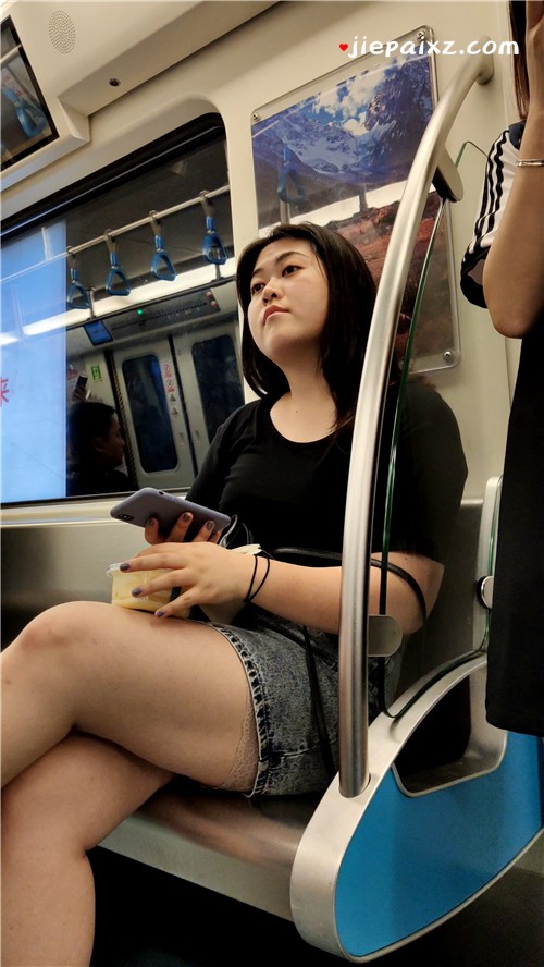地铁上的黑T恤短裙丝袜美女 [625 MB/mp4]