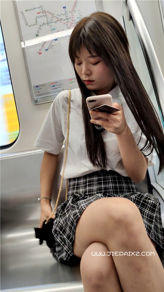 地铁上的格子短裙美眉 [1.02 GB/mp4]