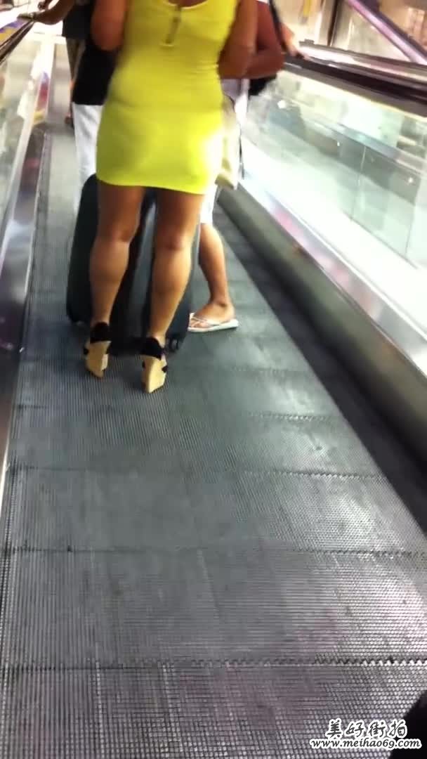 在火车站一个漂亮的黄色连衣包臀裙少妇[MP4/22M]