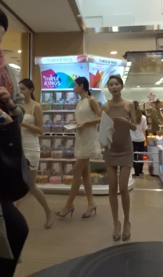玫瑰系列217-218-商场偶遇3个长腿美女模特