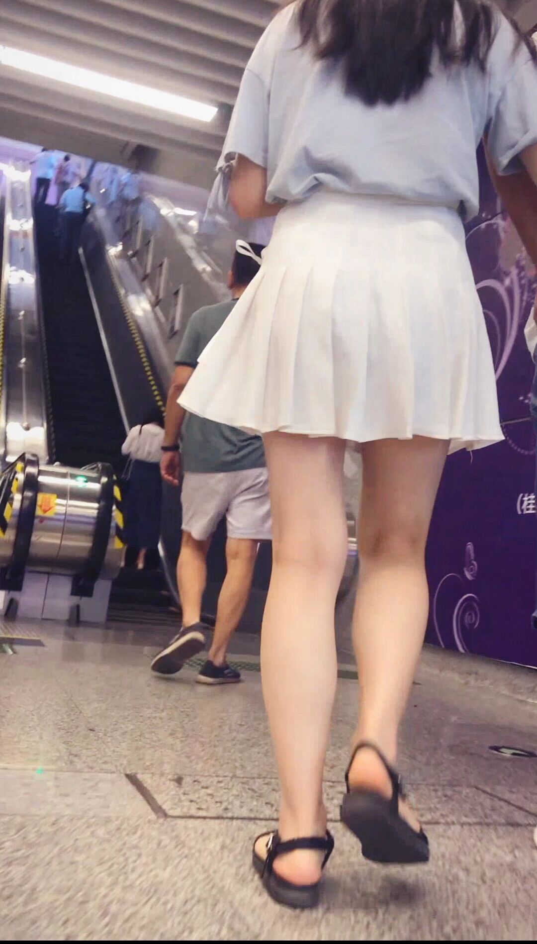 1154：与男友逛街的白色小短裙少女