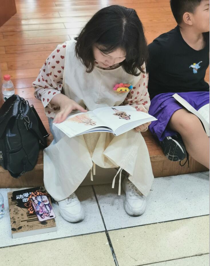 XS系列20-22-认真坐着看书的学生小美女