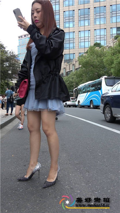 4K-蓝色连衣短裙长腿高跟街拍美女[MP4/1.8G]