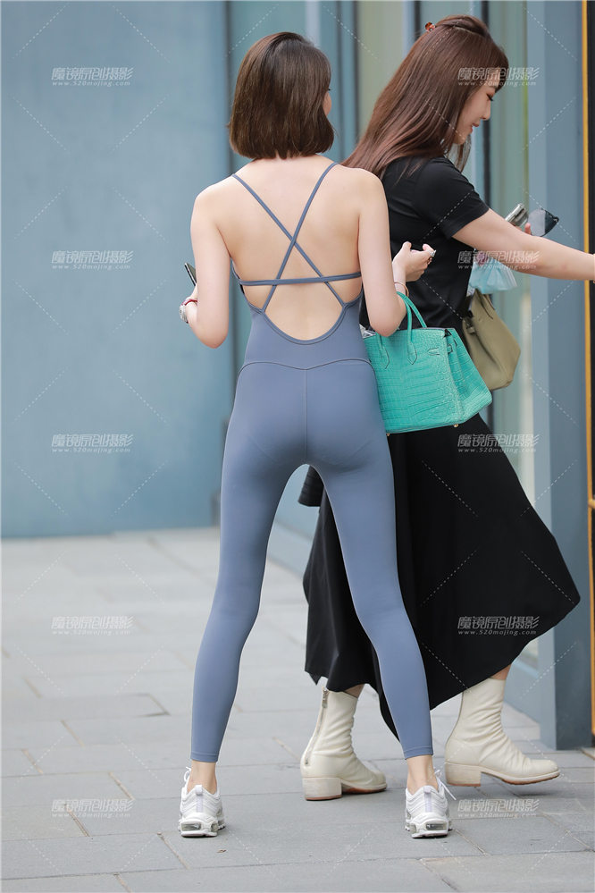 [街拍紧身裤系列] 【玻璃街拍】极品连体瑜伽裤美女