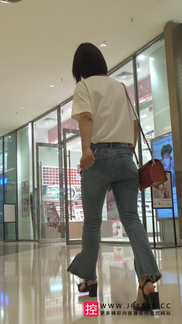 [套图] 4K-短发牛仔裤美眉在逛超市JS076[3.19G]