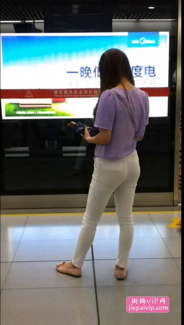 等地铁的白色紧身裤少妇