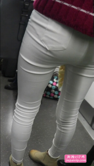 白裤翘臀美女有几分姿色