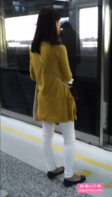 坐地铁的白色紧裤少妇