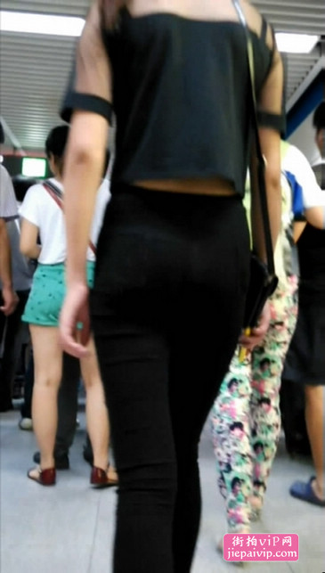 地铁站遇到的黑色紧身裤美臀MM