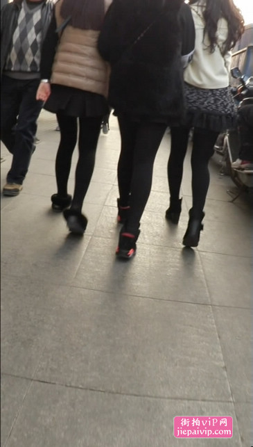 三个黑丝短裙美女一起逛街，难得一遇啊