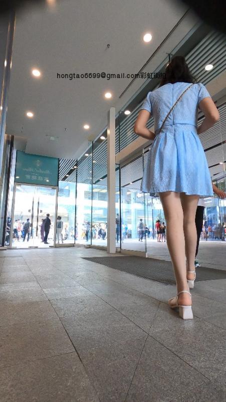 名门夜宴2020街拍系列32-蓝裙少妇穿个透明AQ裤