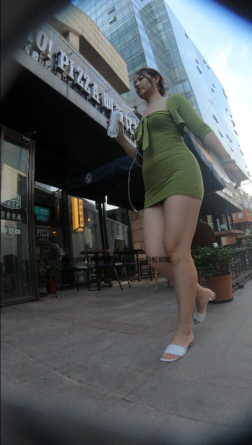 名门夜宴2020街拍系列51-C身材丰满的绿裙骚少妇