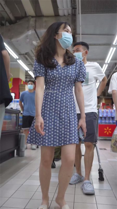 (BC-B-067)连衣裙少妇逛超市..趴在购物车上被抄底红色内裤